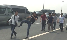 Phóng viên Quang Thế báo Tuổi Trẻ (áo trắng) bị công an hành hung. Ảnh: MC.