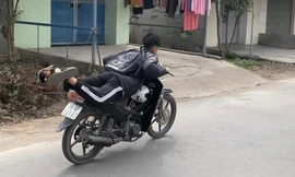 Xem xét xử lý hình sự nam sinh đầu trần, nằm trên yên điều khiển xe máy