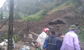 Quốc lộ 4D bị chia cắt do mưa lũ, sạt lở 