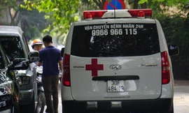 Xe cấp cứu đưa nghi phạm vào viện.