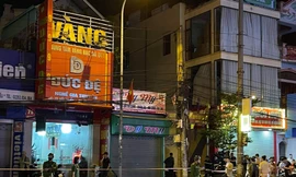 Cảnh sát phong tỏa cửa hàng vàng bị ném mìn tự chế ở Hải Phòng.