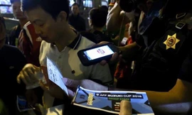 Cảnh sát sẽ soát vé trận chung kết ở Mỹ Đình. Ảnh: Như Ý