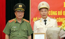 Thiếu tướng Đỗ Văn Hoàng (bìa phải) thời điểm được bổ nhiệm giữ chức Chánh Thanh tra - Bộ Công an năm 2018.