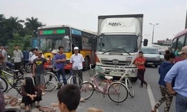 Hàng chục người dân xã Nam Hồng (Đông Anh, Hà Nội) chặn cao tốc Bắc Thăng Long - Nội Bài sáng 8/11. Ảnh: Minh Tuấn.