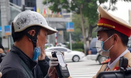 CSGT Hà Nội sát trùng máy đo nồng độ cồn, đeo khẩu trang khi xử lý vi phạm