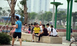 Bất chấp cách ly xã hội, người dân Hà Nội đổ ra công viên tập thể dục