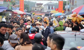 Hàng vạn du khách đổ về chợ Viềng, giao thông kẹt cứng