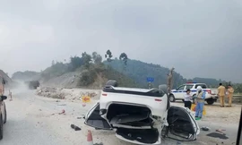 Xế hộp bất ngờ lật ngửa trên cao tốc Nội Bài - Lào Cai