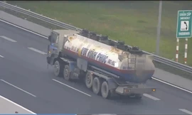 Hình ảnh xe bồn di chuyển lùi trên cao tốc Hà Nội - Hải Phòng.