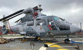 Cận cảnh trực thăng 'cá heo' trên tàu tuần dương Prairial của Hải quân Pháp