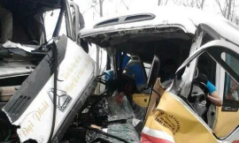 Tài xế mắc kẹt trong cabin sau va chạm