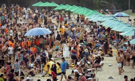 Biển Cát Bà ken đặc người, thở không nổi nói gì tắm