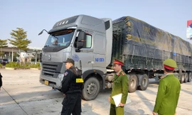 Công an Hải Dương kiểm tra đoàn xe chở hàng lậu trên cao tốc Hà Nội - Hải Phòng. Ảnh: CTV