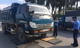 Tóm gọn hàng loạt xe 'hổ vồ' quá tải trên đường mòn Hồ Chí Minh