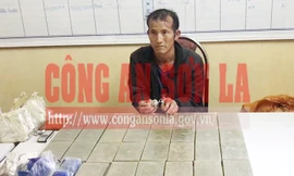 Đối tượng Pùa Láo Sáu và tang vật tại cơ quan công an. Ảnh: Công an tỉnh Sơn La