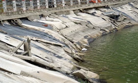 Bờ kè hồ nước ngọt lớn nhất Cát Bà sạt lở, vỡ như 'kẹo lạc'