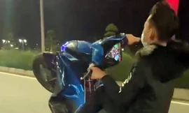 Đối tượng bốc đầu xe máy trong phố trung tâm ở Hải Phòng.