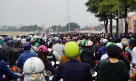 Hàng ngàn fan xếp hàng chờ gặp idol ở sân Mỹ Đình khiến giao thông tê liệt