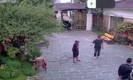 Nhóm xăm trổ 'đổ bộ' nhà dân đe dọa đòi nợ, cả phố bị khủng bố tinh thần