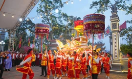 Xem rước kiệu quay ở nơi đóng bản doanh của Ngô Quyền