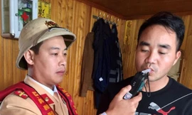 CSGT xuống sông phạt 'ma men' lái tàu thủy ở Bắc Ninh