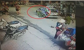 Taxi đóng cửa kính kẹp tay cảnh sát rồi kéo lê trên đường