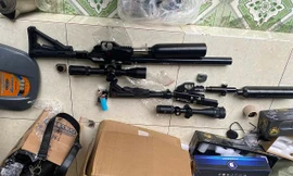 Linh kiện lắp súng săn được cảnh sát thu giữ tại nhà Hà Thị Lụa (huyện Ninh Giang, tỉnh Hải Dương).