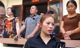 Ra về sau khi phiên tòa bị hoãn chị Nguyễn Thị Tuyết cho biết: "Bác sĩ Lương đã hết lòng cứu chữa các bệnh nhân"