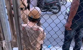 Cán bộ CSGT bị kéo lê trên đường.