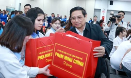 Thủ tướng Phạm Minh Chính tặng quà Tết cho công nhân Hải Dương 
