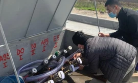 Lực lượng chức năng niêm phong cửa hàng bán xăng lẫn nước ở Hải Dương.