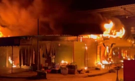 Chợ Núi Đèo (Thủy Nguyên, Hải Phòng) bùng cháy đêm 12/10.