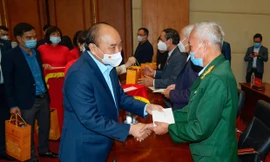 Chủ tịch nước Nguyễn Xuân Phúc tặng quà Tết gia đình chính sách, công nhân tại Hải Phòng