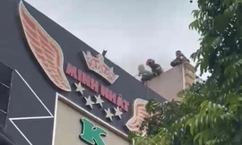 Cảnh sát tiếp cận hiện trường quán karaoke bị cháy. 