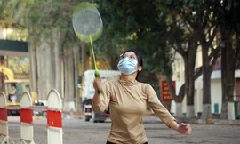 Thiếu nữ chơi cầu lông, rèn luyện sức khỏe trong khu cách ly ở Hải Phòng.