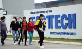 Công nhân đi làm tại Công ty Eastech Việt Nam, dù chưa đáp ứng các quy định phòng chống dịch.