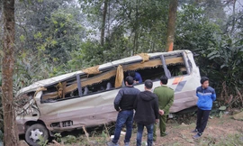 Cảnh sát khám nghiệm ô tô lao xuống vực ở Lào Cai