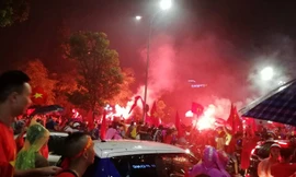 Olympic Việt Nam lỡ chung kết, CĐV vẫn đội mưa hò reo quanh phố