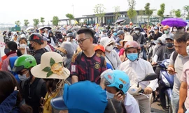 Tài xế vật vạ 3-4 tiếng, khách mòn mỏi chờ phà ra Cát Bà