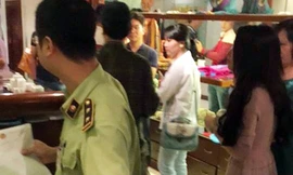 Cơ quan chức năng kiểm tra cơ sở Khaisilk tại 113 Hàng Gai.