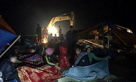 Người thân trắng đêm chờ tìm hai phu vàng mắc kẹt ở Hòa Bình