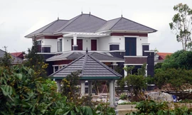 Tòa lâu đài tráng lệ xây trái phép trên đất Nông trường Quý Cao.