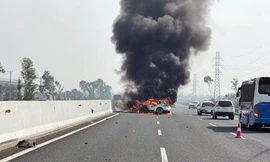 Ô tô cháy dữ dội trên cao tốc Hà Nội - Hải Phòng