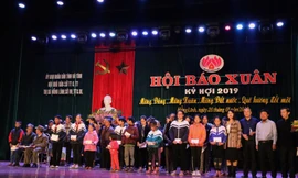 Trao hơn 200 suất quà Tết cho người nghèo tại Hội Báo xuân