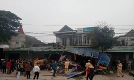 Ô tô “điên” mất lái lao lên cửa hàng, đâm nát hai xe máy