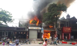 Cháy lớn 3 nhà dân ở Hà Tĩnh