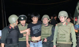 Cuộc vây ráp nghẹt thở bắt nghi phạm cầm súng cố thủ ở xe chở ma tuý