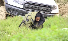 Vụ cố thủ trong xe chở ma túy: Phát hiện súng đã lên đạn, mìn