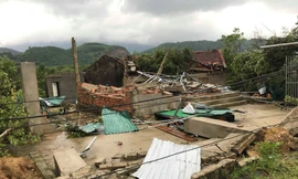 Lốc xoáy tốc mái 40 căn nhà, hàng trăm người rơi cảnh 'màn trời chiếu đất'