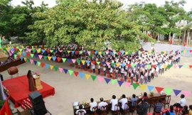 Niềm vui ngày tựu trường của học sinh vùng lũ 